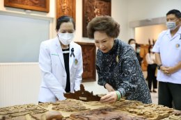 คุณประวิทย์ และคุณอรัญญา มาลีนนท์ เข้าเยี่ยมบำรุงขวัญทหารผ่านศึกที่ได้รับบาดเจ็บจากการปฏิบัติหน้าที่ 