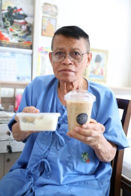 คุณประวิทย์ และคุณอรัญญา มาลีนนท์ เข้าเยี่ยมบำรุงขวัญทหารผ่านศึกที่ได้รับบาดเจ็บจากการปฏิบัติหน้าที่ 