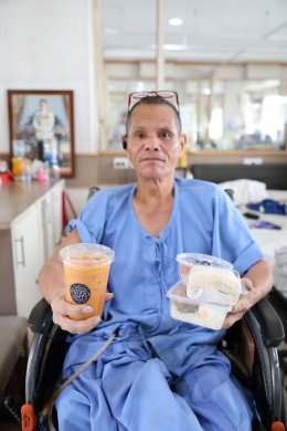 คุณประวิทย์ และคุณอรัญญา มาลีนนท์ เข้าเยี่ยมบำรุงขวัญทหารผ่านศึกที่ได้รับบาดเจ็บจากการปฏิบัติหน้าที่ 