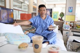 คุณประวิทย์ และคุณอรัญญา มาลีนนท์ เข้าเยี่ยมบำรุงขวัญทหารผ่านศึกที่ได้รับบาดเจ็บจากการปฏิบัติหน้าที่ 