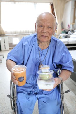 คุณประวิทย์ และคุณอรัญญา มาลีนนท์ เข้าเยี่ยมบำรุงขวัญทหารผ่านศึกที่ได้รับบาดเจ็บจากการปฏิบัติหน้าที่ 