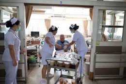 คุณประวิทย์ และคุณอรัญญา มาลีนนท์ เข้าเยี่ยมบำรุงขวัญทหารผ่านศึกที่ได้รับบาดเจ็บจากการปฏิบัติหน้าที่ 