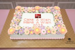  คุณมณีสุดา ศิลาอ่อน ประธานเจ้าหน้าที่สำนักพัฒนาความยั่งยืนและสื่อสารองค์กร บริษัท เอส แอนด์ พี ซินดิเคท จำกัด (มหาชน) มอบเค้กโครงการ  Cake a wish make a wish 2025 