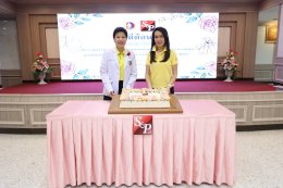  คุณมณีสุดา ศิลาอ่อน ประธานเจ้าหน้าที่สำนักพัฒนาความยั่งยืนและสื่อสารองค์กร บริษัท เอส แอนด์ พี ซินดิเคท จำกัด (มหาชน) มอบเค้กโครงการ  Cake a wish make a wish 2025 