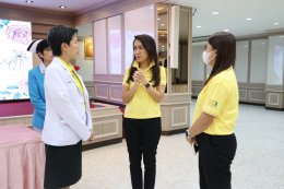  คุณมณีสุดา ศิลาอ่อน ประธานเจ้าหน้าที่สำนักพัฒนาความยั่งยืนและสื่อสารองค์กร บริษัท เอส แอนด์ พี ซินดิเคท จำกัด (มหาชน) มอบเค้กโครงการ  Cake a wish make a wish 2025 