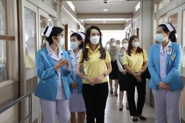  คุณมณีสุดา ศิลาอ่อน ประธานเจ้าหน้าที่สำนักพัฒนาความยั่งยืนและสื่อสารองค์กร บริษัท เอส แอนด์ พี ซินดิเคท จำกัด (มหาชน) มอบเค้กโครงการ  Cake a wish make a wish 2025 