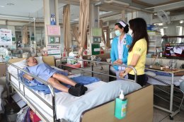  คุณมณีสุดา ศิลาอ่อน ประธานเจ้าหน้าที่สำนักพัฒนาความยั่งยืนและสื่อสารองค์กร บริษัท เอส แอนด์ พี ซินดิเคท จำกัด (มหาชน) มอบเค้กโครงการ  Cake a wish make a wish 2025 