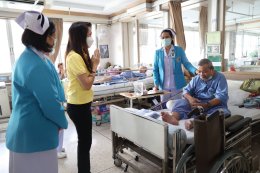  คุณมณีสุดา ศิลาอ่อน ประธานเจ้าหน้าที่สำนักพัฒนาความยั่งยืนและสื่อสารองค์กร บริษัท เอส แอนด์ พี ซินดิเคท จำกัด (มหาชน) มอบเค้กโครงการ  Cake a wish make a wish 2025 