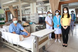  คุณมณีสุดา ศิลาอ่อน ประธานเจ้าหน้าที่สำนักพัฒนาความยั่งยืนและสื่อสารองค์กร บริษัท เอส แอนด์ พี ซินดิเคท จำกัด (มหาชน) มอบเค้กโครงการ  Cake a wish make a wish 2025 