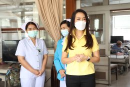  คุณมณีสุดา ศิลาอ่อน ประธานเจ้าหน้าที่สำนักพัฒนาความยั่งยืนและสื่อสารองค์กร บริษัท เอส แอนด์ พี ซินดิเคท จำกัด (มหาชน) มอบเค้กโครงการ  Cake a wish make a wish 2025 