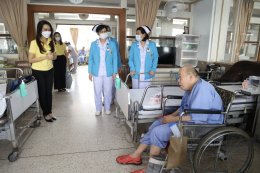  คุณมณีสุดา ศิลาอ่อน ประธานเจ้าหน้าที่สำนักพัฒนาความยั่งยืนและสื่อสารองค์กร บริษัท เอส แอนด์ พี ซินดิเคท จำกัด (มหาชน) มอบเค้กโครงการ  Cake a wish make a wish 2025 