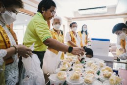 มูลนิธิแสงพุทธธรรมแห่งประเทศไทย มอบข้าวมธุปายาส พร้อมด้วยอาหารและผลไม้