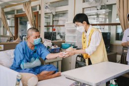 มูลนิธิแสงพุทธธรรมแห่งประเทศไทย มอบข้าวมธุปายาส พร้อมด้วยอาหารและผลไม้