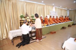 แพทย์หญิงจิตติมา ปรีชา ผู้อำนวยการโรงพยาบาลทหารผ่านศึก และคณะผู้บริหาร รพ.ผศ. เข้าเยี่ยมพร้อมมอบกระเช้าดอกไม้ คุณหญิงแสงเดือน ณ นคร ประธานกรรมการมูลนิธิสงเคราะห์ครอบครัวทหารผ่านศึกในพระราชูปถัมภ์ สมเด็จพระศรีนครินทราบรมราชชนนี