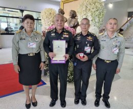 พลเอก กานต์นาท นิกรยานนท์ ผู้อำนวยการองค์การสงเคราะห์ทหารผ่านศึก พร้อมด้วย พลเอก พจน์ เอมพันธุ์ ที่ปรึกษาผู้อำนวยการองค์การสงเคราะห์ทหารผ่านศึก เข้ารับพระราชทานโล่ประกาศเกียรติคุณ และเข็มที่ระลึก