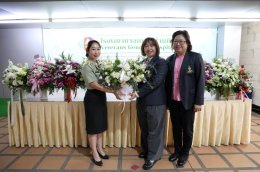 โรงพยาบาลทหารผ่านศึก โดย นางสาวธัญยาพร เวโรจน์ฤดี ผู้อำนวยการกองกลาง เป็นผู้รับมอบแจกันดอกไม้ จากสำนักงานเขตดินแดง 