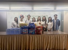 แพทย์หญิง ฉัตรสุมาลย์ ตันติกุล รองผู้อำนวยการโรงพยาบาลทหารผ่านศึก (ฝ่ายการแพทย์) ให้การต้อนรับพนักงาน บริษัท ปตท.สำรวจ และผลิตปิโตรเลียม จำกัด (มหาชน) ได้มอบเครื่องอุปโภคบริโภค บริเวณด้านหน้ากองบริการสายการแพทย์ โรงพยาบาลทหารผ่านศึก