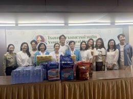 แพทย์หญิง ฉัตรสุมาลย์ ตันติกุล รองผู้อำนวยการโรงพยาบาลทหารผ่านศึก (ฝ่ายการแพทย์) ให้การต้อนรับพนักงาน บริษัท ปตท.สำรวจ และผลิตปิโตรเลียม จำกัด (มหาชน) ได้มอบเครื่องอุปโภคบริโภค บริเวณด้านหน้ากองบริการสายการแพทย์ โรงพยาบาลทหารผ่านศึก