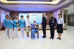 พลโท ชิดชนก  นุชฉายา รอง ผอ.สปท. ได้เข้าเยี่ยมและได้มอบของที่ระลึกให้แก่ ร้อยโท ณรงค์พัฒน์  พงษ์พานิช ทหารผ่านศึกนอกประจำการ บัตรชั้นที่ ๑ เพื่อเป็นการสร้างขวัญและกำลังใจ