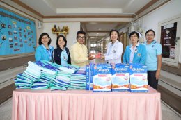 แพทย์หญิงจิตติมา ปรีชา ผู้อำนวยการโรงพยาบาลทหารผ่านศึก และคณะกองพยาบาล ให้การต้อนรับ คุณเล็ก รัมณียานนท์ จากบริษัทคิวแอนด์เอฟแอดเวอร์ไทซิ่ง จำกัด เยี่ยมบำรุงขวัญผู้ป่วยทหารผ่านศึก