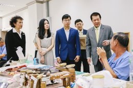 พลเอกเดชนิธิศ  เหลืองงามขำ ผู้อำนวยการ องค์การสงเคราะห์ทหารผ่านศึก พร้อมด้วยแพทย์หญิงจิตติมา ปรีชา ผู้อำนวยการโรงพยาบาลทหารผ่านศึก ให้การต้อนรับ ครอบครัวเศวตสมภพ และคณะ