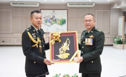 พลเอก ไพบูลย์  วรวรรณปรีชา รอง เสธ.ทหาร (2) พร้อมด้วยคณะผู้แทนจากสำนักงานปลัดกระทรวงกลาโหม กองบัญชาการกองทัพไทย กองทัพบก กองทัพเรือ กองทัพอากาศ และสำนักงานตำรวจแห่งชาติ