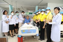 คุณอรทัย  ฐานะจาโร  ประธานสมาคมแม่บ้านทหารบก สาขากรมยุทธศึกษาทหารบก พร้อมคณะ ในโอกาสที่ได้กรุณาเข้าเยี่ยมเยียนและมอบสิ่งของบำรุงขวัญผู้ป่วยทหารผ่านศึก