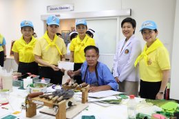คุณอรทัย  ฐานะจาโร  ประธานสมาคมแม่บ้านทหารบก สาขากรมยุทธศึกษาทหารบก พร้อมคณะ ในโอกาสที่ได้กรุณาเข้าเยี่ยมเยียนและมอบสิ่งของบำรุงขวัญผู้ป่วยทหารผ่านศึก