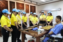 คุณอรทัย  ฐานะจาโร  ประธานสมาคมแม่บ้านทหารบก สาขากรมยุทธศึกษาทหารบก พร้อมคณะ ในโอกาสที่ได้กรุณาเข้าเยี่ยมเยียนและมอบสิ่งของบำรุงขวัญผู้ป่วยทหารผ่านศึก
