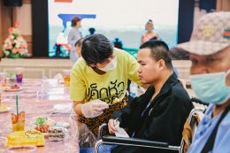 คุณสุชาติ ชวางกูร ประธานกลุ่มสร้างพลเมืองคุณภาพ และคณะศิลปิน - นักแสดง จัดกิจกรรมบำรุงขวัญผู้ป่วยทหารผ่านศึก