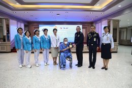 พลโท ชิดชนก  นุชฉายา รอง ผอ.สปท. ได้เข้าเยี่ยมและได้มอบของที่ระลึกให้แก่ ร้อยโท ณรงค์พัฒน์  พงษ์พานิช ทหารผ่านศึกนอกประจำการ บัตรชั้นที่ ๑ เพื่อเป็นการสร้างขวัญและกำลังใจ