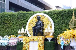 แพทย์หญิง ฉัตรสุมาลย์  ตันติกุล รองผู้อำนวยการโรงพยาบาลทหารผ่านศึก (ฝ่ายการแพทย์) เป็นผู้แทนในพิธีวางพวงมาลา