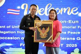 พลโท อัครภณ ทองสุทธิ์ รองผู้อำนวยการองค์การสงเคราะห์ทหารผ่านศึก ให้การต้อนรับ คุณคู จายัง ผู้จัดการฝ่ายธุรกิจอนุสรณ์สถานสันติภาพแห่งสหประชาชาติสาธารณรัฐเกาหลี และคณะ เข้าเยี่ยมบำรุงขวัญทหารผ่านศึก