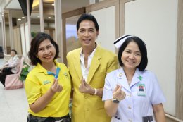 คุณสุชาติ ชวางกูร พร้อมด้วยศิลปิน นักแสดง "กลุ่มสร้างพลเมืองคุณภาพ" จัดกิจกรรมบำรุงขวัญ เลี้ยงอาหารเย็น และแสดงดนตรี แก่ผู้ป่วยทหารผ่านศึก