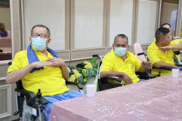 คุณสุชาติ ชวางกูร พร้อมด้วยศิลปิน นักแสดง "กลุ่มสร้างพลเมืองคุณภาพ" จัดกิจกรรมบำรุงขวัญ เลี้ยงอาหารเย็น และแสดงดนตรี แก่ผู้ป่วยทหารผ่านศึก