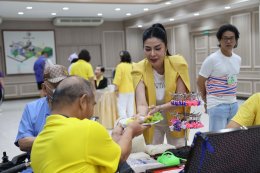 คุณสุชาติ ชวางกูร พร้อมด้วยศิลปิน นักแสดง "กลุ่มสร้างพลเมืองคุณภาพ" จัดกิจกรรมบำรุงขวัญ เลี้ยงอาหารเย็น และแสดงดนตรี แก่ผู้ป่วยทหารผ่านศึก