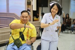 คุณสุชาติ ชวางกูร พร้อมด้วยศิลปิน นักแสดง "กลุ่มสร้างพลเมืองคุณภาพ" จัดกิจกรรมบำรุงขวัญ เลี้ยงอาหารเย็น และแสดงดนตรี แก่ผู้ป่วยทหารผ่านศึก