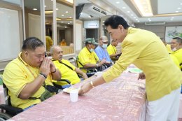 คุณสุชาติ ชวางกูร พร้อมด้วยศิลปิน นักแสดง "กลุ่มสร้างพลเมืองคุณภาพ" จัดกิจกรรมบำรุงขวัญ เลี้ยงอาหารเย็น และแสดงดนตรี แก่ผู้ป่วยทหารผ่านศึก