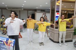 คุณสุชาติ ชวางกูร พร้อมด้วยศิลปิน นักแสดง "กลุ่มสร้างพลเมืองคุณภาพ" จัดกิจกรรมบำรุงขวัญ เลี้ยงอาหารเย็น และแสดงดนตรี แก่ผู้ป่วยทหารผ่านศึก