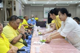 คุณสุชาติ ชวางกูร พร้อมด้วยศิลปิน นักแสดง "กลุ่มสร้างพลเมืองคุณภาพ" จัดกิจกรรมบำรุงขวัญ เลี้ยงอาหารเย็น และแสดงดนตรี แก่ผู้ป่วยทหารผ่านศึก
