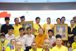 คุณสุชาติ ชวางกูร พร้อมด้วยศิลปิน นักแสดง "กลุ่มสร้างพลเมืองคุณภาพ" จัดกิจกรรมบำรุงขวัญ เลี้ยงอาหารเย็น และแสดงดนตรี แก่ผู้ป่วยทหารผ่านศึก