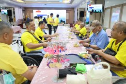 คุณสุชาติ ชวางกูร พร้อมด้วยศิลปิน นักแสดง "กลุ่มสร้างพลเมืองคุณภาพ" จัดกิจกรรมบำรุงขวัญ เลี้ยงอาหารเย็น และแสดงดนตรี แก่ผู้ป่วยทหารผ่านศึก