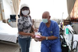 นางสาวอรธิพา วัฒนยืนยง รองผู้อำนวยการกองการพยาบาล โรงพยาบาลทหารผ่านศึก ให้การต้อนรับ คุณนวลนภา เชื้อเมือง และคณะ ในโอกาสเข้าเยี่ยมและจัดเลี้ยงอาหารกลางวันแก่ทหารผ่านศึก