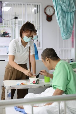 คุณแมน การิน ภัทราภัสร์ และครอบครัว มอบก๋วยเตี๋ยว จำนวน 100 ชุดให้แก่ผู้ป่วยที่พักรักษาตัวอยู่ ณ โรงพยาบาลทหารผ่านศึก 