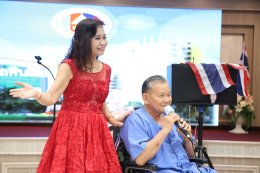 คณะ สว.มธ นำโดย คุณบังอร ลักษมีเศรษฐ (ครูแอ๋ว สว.มธ.) ได้จัดกิจกรรมดนตรีบำบัด