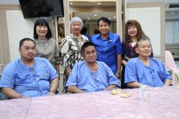 คณะ สว.มธ นำโดย คุณบังอร ลักษมีเศรษฐ (ครูแอ๋ว สว.มธ.) ได้จัดกิจกรรมดนตรีบำบัด