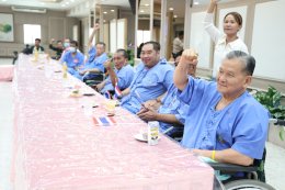คณะ สว.มธ นำโดย คุณบังอร ลักษมีเศรษฐ (ครูแอ๋ว สว.มธ.) ได้จัดกิจกรรมดนตรีบำบัด