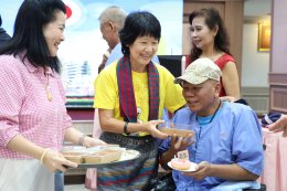 คณะ สว.มธ นำโดย คุณบังอร ลักษมีเศรษฐ (ครูแอ๋ว สว.มธ.) ได้จัดกิจกรรมดนตรีบำบัด