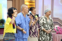 คณะ สว.มธ นำโดย คุณบังอร ลักษมีเศรษฐ (ครูแอ๋ว สว.มธ.) ได้จัดกิจกรรมดนตรีบำบัด