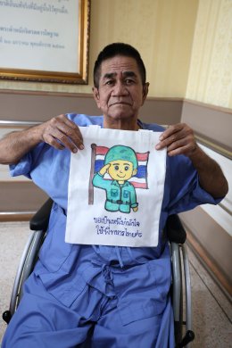 นักเรียนโครงการ​จิตอาสา โรงเรียนสตรีวิทยา 1 มอบถุงผ้าเพ้นท์ด้วยมือเป็นกำลังใจทหารผ่านศึก